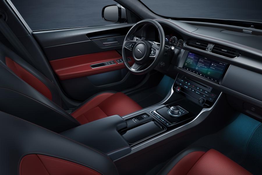 Интерьер Jaguar XF Chequered Flag 2019 года  (фото 3 из 4)